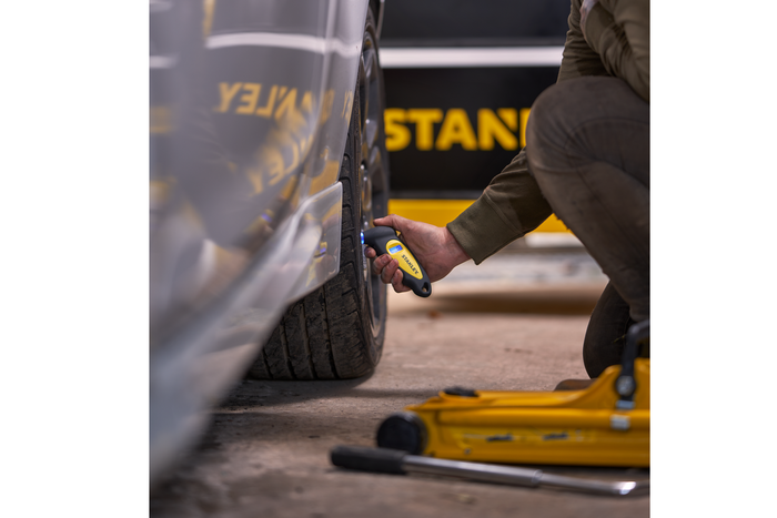 Digitales Reifendruckmessgerät von STANLEY Automotive, Messbereich 0-6,2 bar